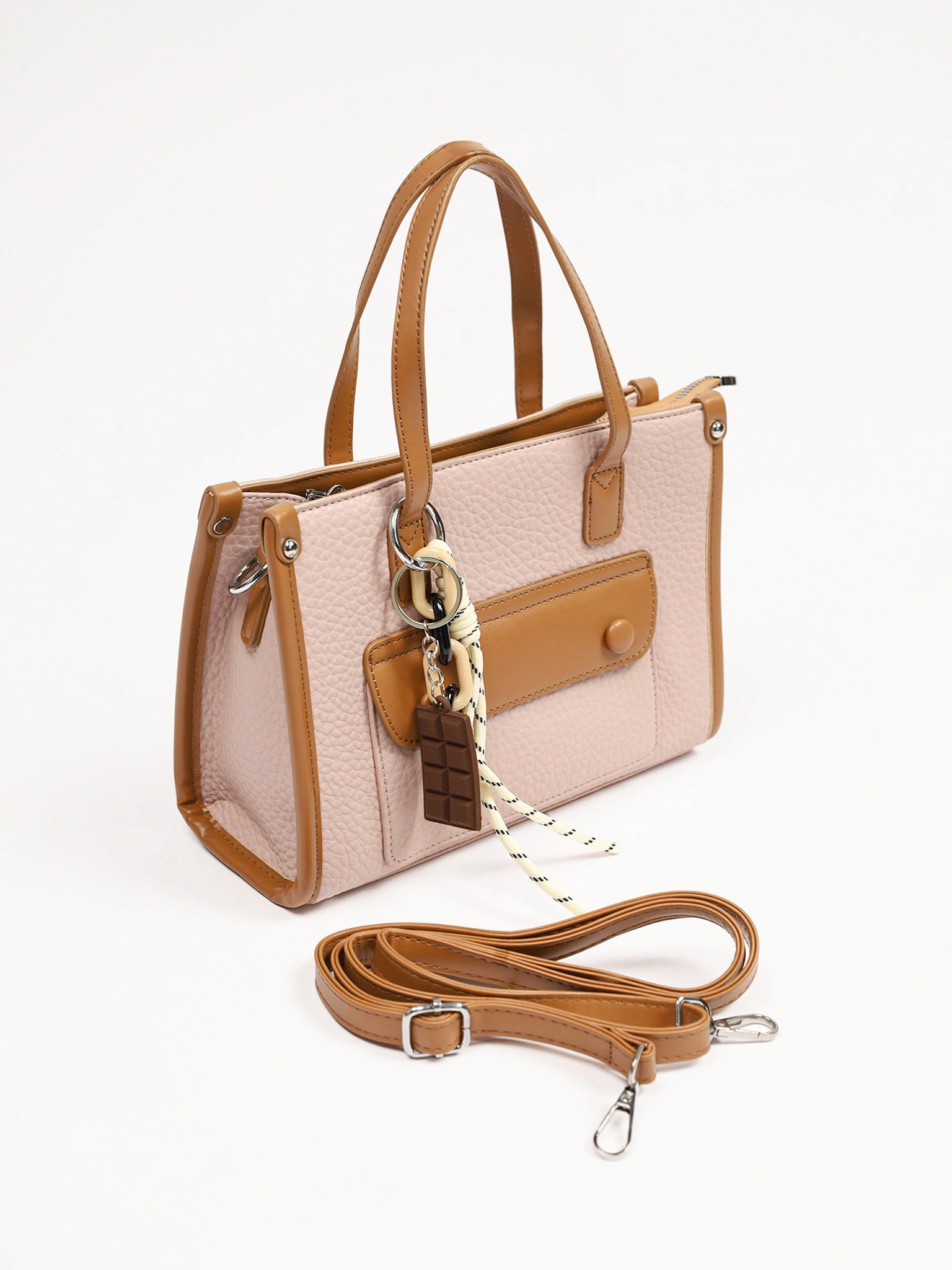 Сумка-тоут с декоративным брелком в ассортименте